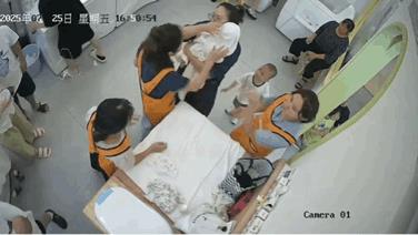 洗澡店阿姨给宝宝换尿不湿时与别人讲话分心了，宝宝从一米多高好的工作台上掉了炸开，