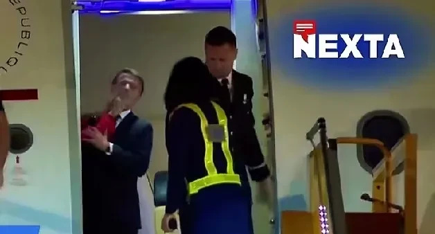 马克龙访越夫人不高兴











我真替马克龙捏把汗！老婆当着全世界的