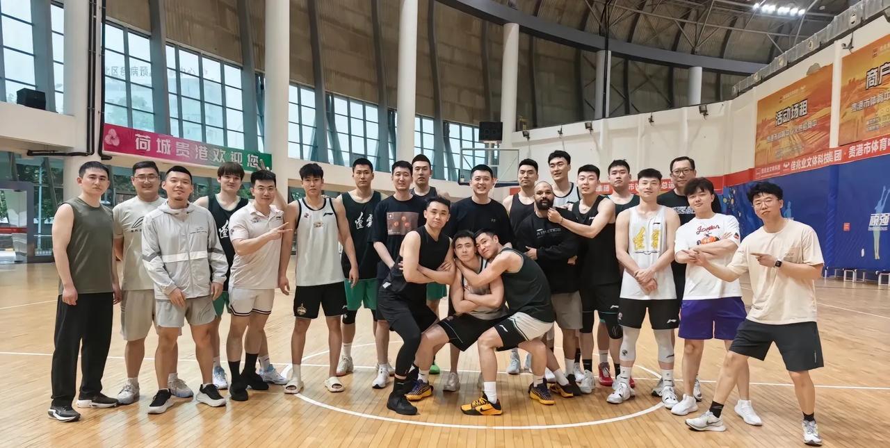 赵继伟发文晒辽篮大合照，应该是最后一届全运会了？
全运会男篮在三连胜后，迎来了短