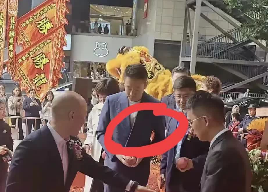 大S下葬第四天
一个小细节，说明汪小菲心里还是有她！

有网友发现，在广州