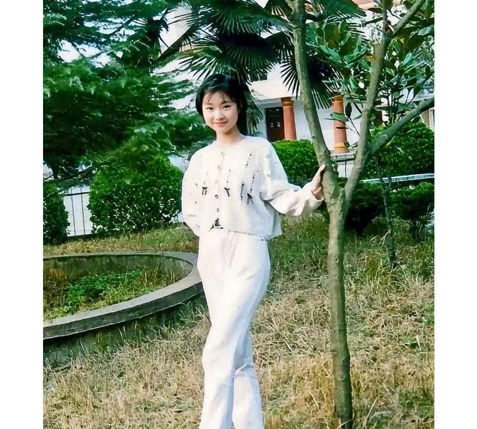1996年，广州，一位亭亭玉立的少女站立在一棵小树下，当时只有16岁，尽管多年后