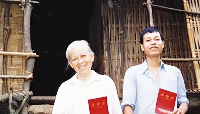 1992年，广西24岁小伙不顾父母反对，执意迎娶71岁白发老太，小伙说：她能满足