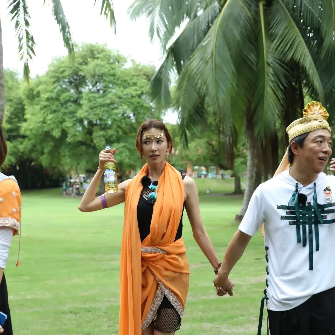 林志玲，175cm，志玲姐姐和黄渤‌在户外手牵手的温馨场景。