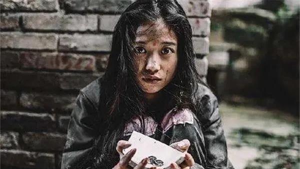 1977年，北京知青谢炳义给一位乞丐女子买了两碗面，而这位女子却跟着他不走，他只