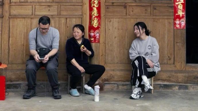 柳岩晒出回家过节的照片，打扮质朴保守，像邻家姐姐，太接地气了