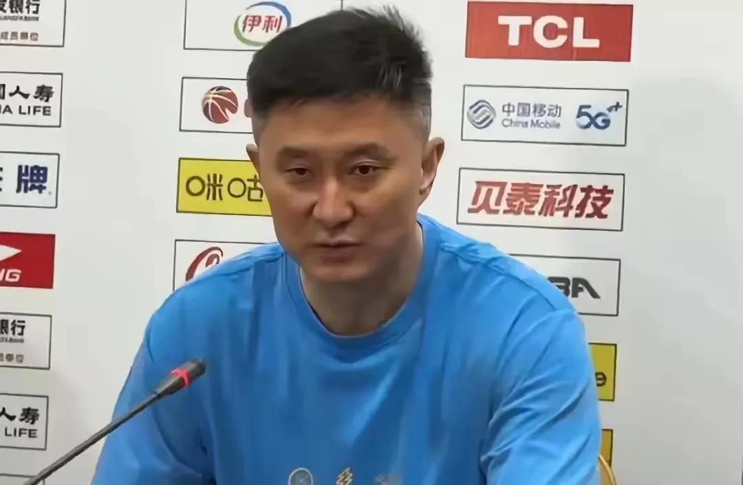 杜峰赛后采访只会嘶啦嘶啦的吸气，话都说不明白，能解说个der。