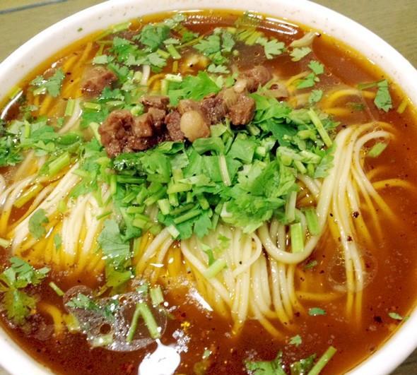 一个小小提议，获得店家免单一碗面钱15元
面煮好了，捞在碗里，撒上牛肉片，老板舀