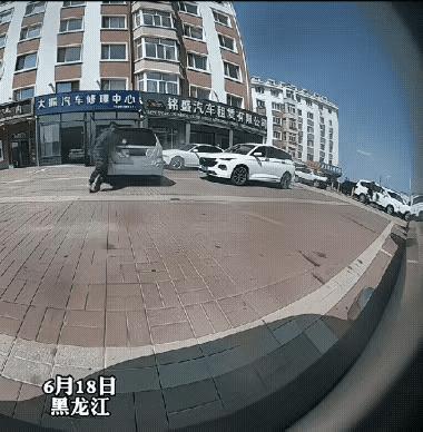 视频里这个小伙，可是个纯爷们。小伙忘记拉手刹，眼看车子朝路边车辆滑去。
千钧一发