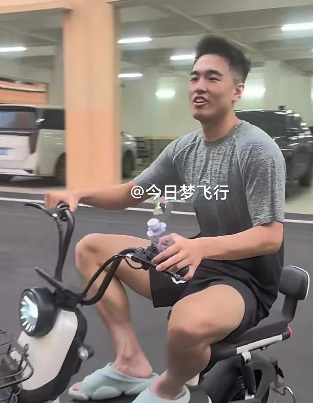 知恩报恩，张文逸谢绝其它球队高价报价续约广东队！

张文逸以一年C类合同续约