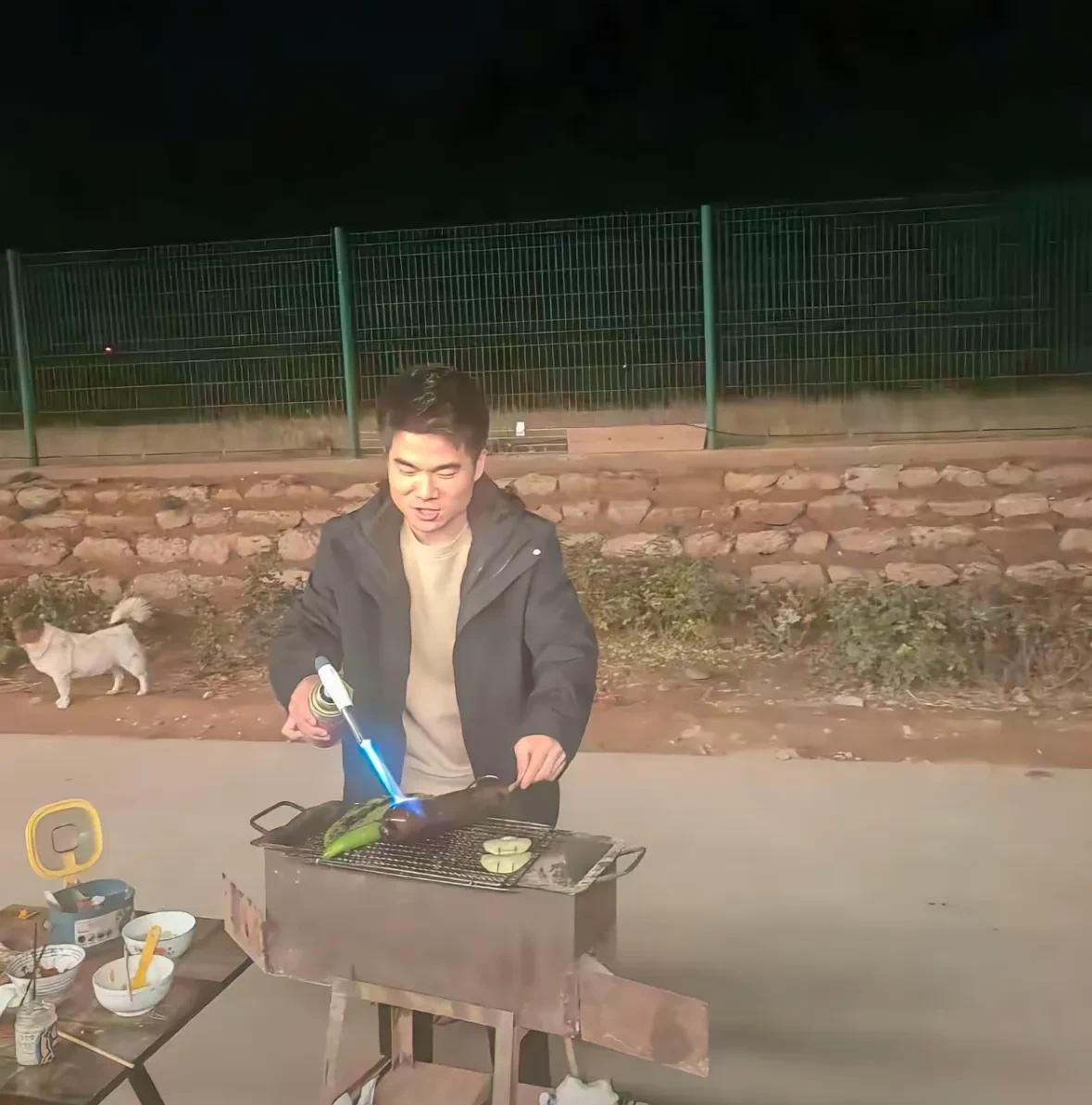 彪哥这一天天过的是真充实，白天飙越野车，跟张扬访谈，晚上还得再来个烧烤DIY，这