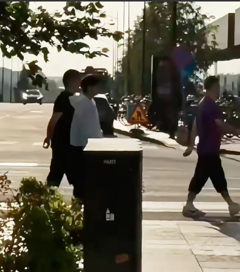 孙颖莎与团队成员一起在瑞典马尔默外出吃晚餐。主管教练邱贻可、体能教练王翔、队医袁