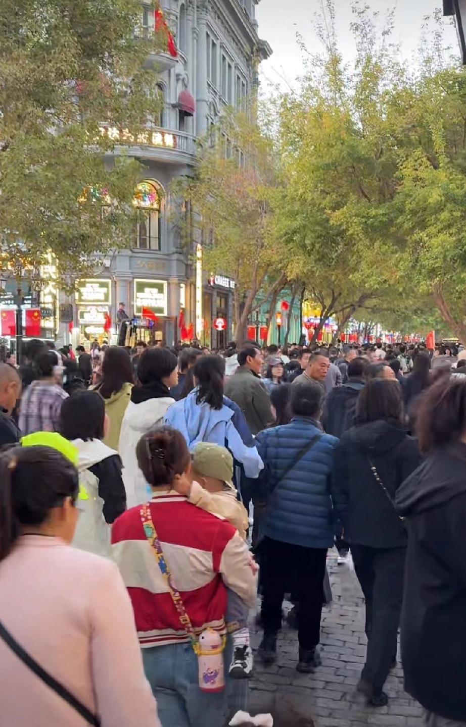 哈尔滨中央大街的人依旧人山人海，国庆假期倒计时二天的人流量
今天哈尔滨的天气很凉