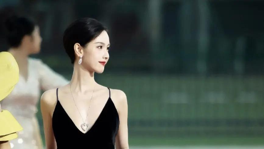 陈都灵金鸡奖化身优雅黑天鹅，红毯惊艳全场！