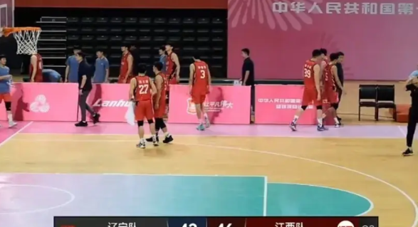 全运会U22篮球比赛，今天正式打响！
辽宁队首场比赛对阵江西，本以为面对“大学生