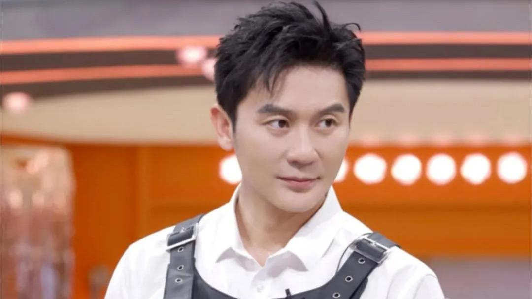 46岁李晨滑雪穿粉衣！鼻头浮肿显老态，网友：老人味藏不住了