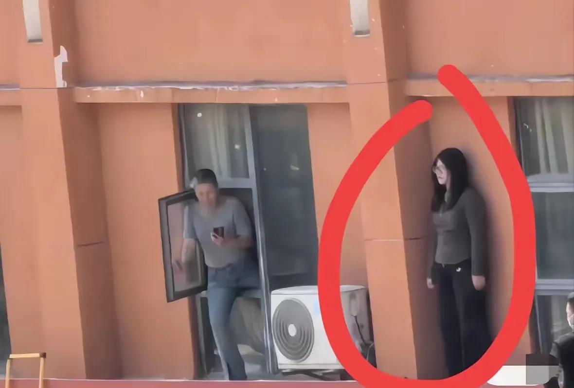湖北失联大学生
让人想不到的不是姐姐崩溃要跳楼，也不是母亲伤心欲绝要下跪求女儿生