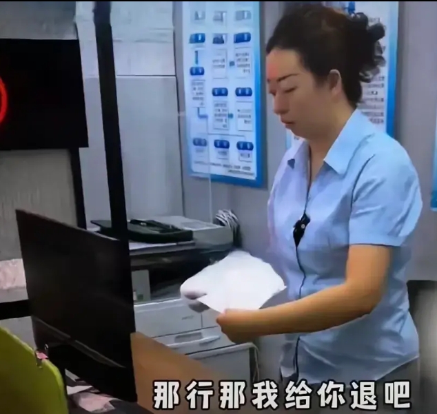 一女子在奢侈品店里看中一个包，跟店员说了声，随即打电话给男朋友过来买单，第二天想