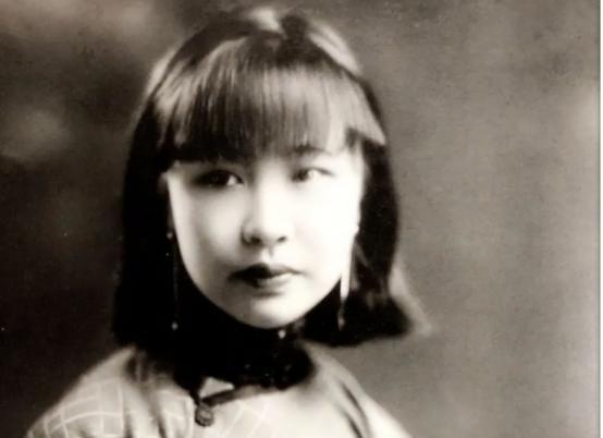 1955年，章士钊在北京菜市场闲逛，看到一卖卷烟的妇女，大吃一惊，连夜给毛主席写