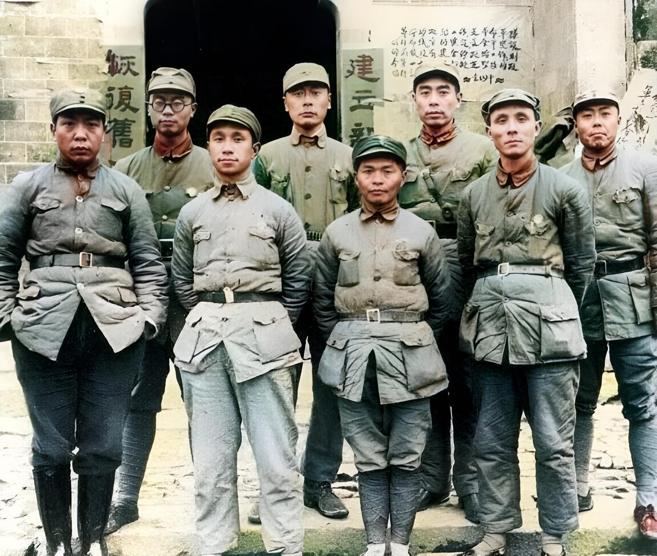 1939年新四军军部高级干部在一起。后排右起：项英、周总理、陈老总、袁国平。 四
