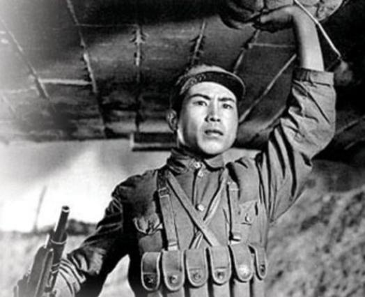 1948年，在解放隆化的战斗中，一名刚刚成年的小战士为了炸毁敌人的碉堡，竟然甘愿