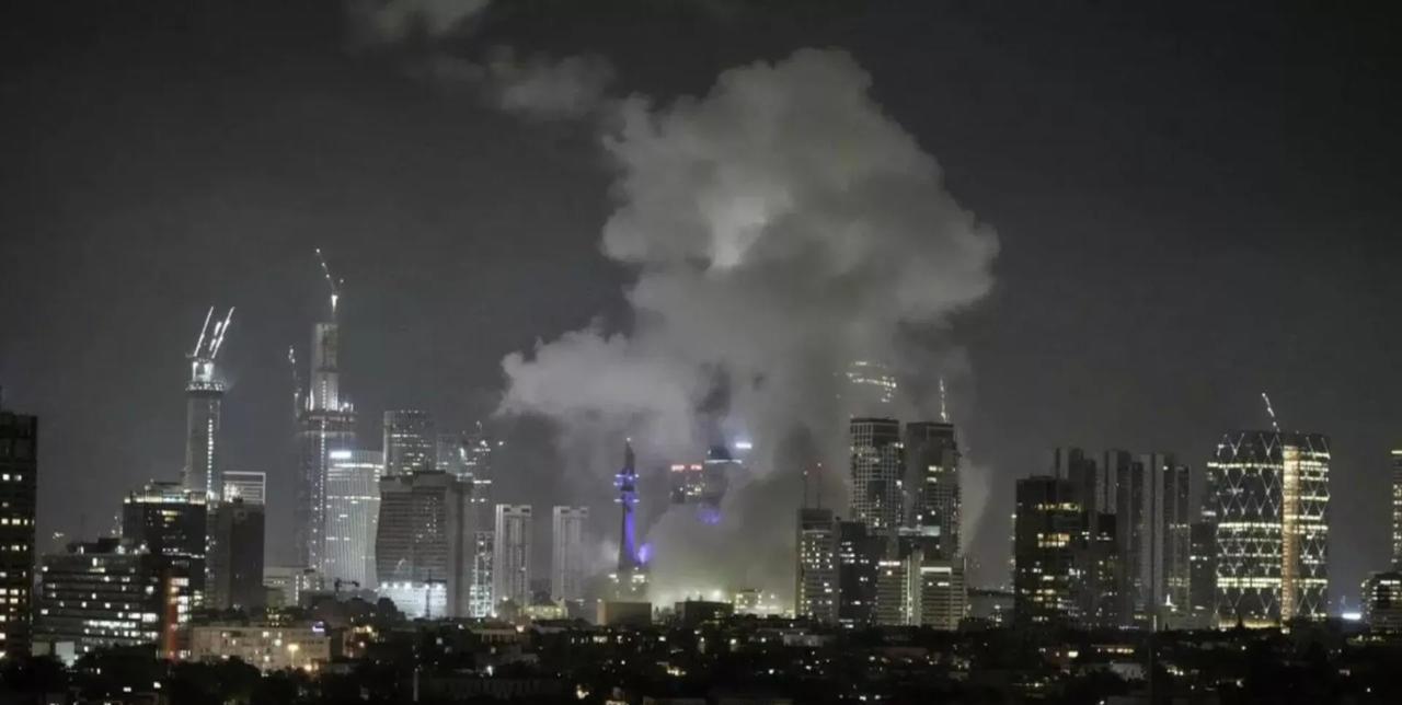 以色列国防部被伊朗导弹击中。
俄罗斯卫星通讯社6月14日援引伊朗伊斯兰共和国通讯