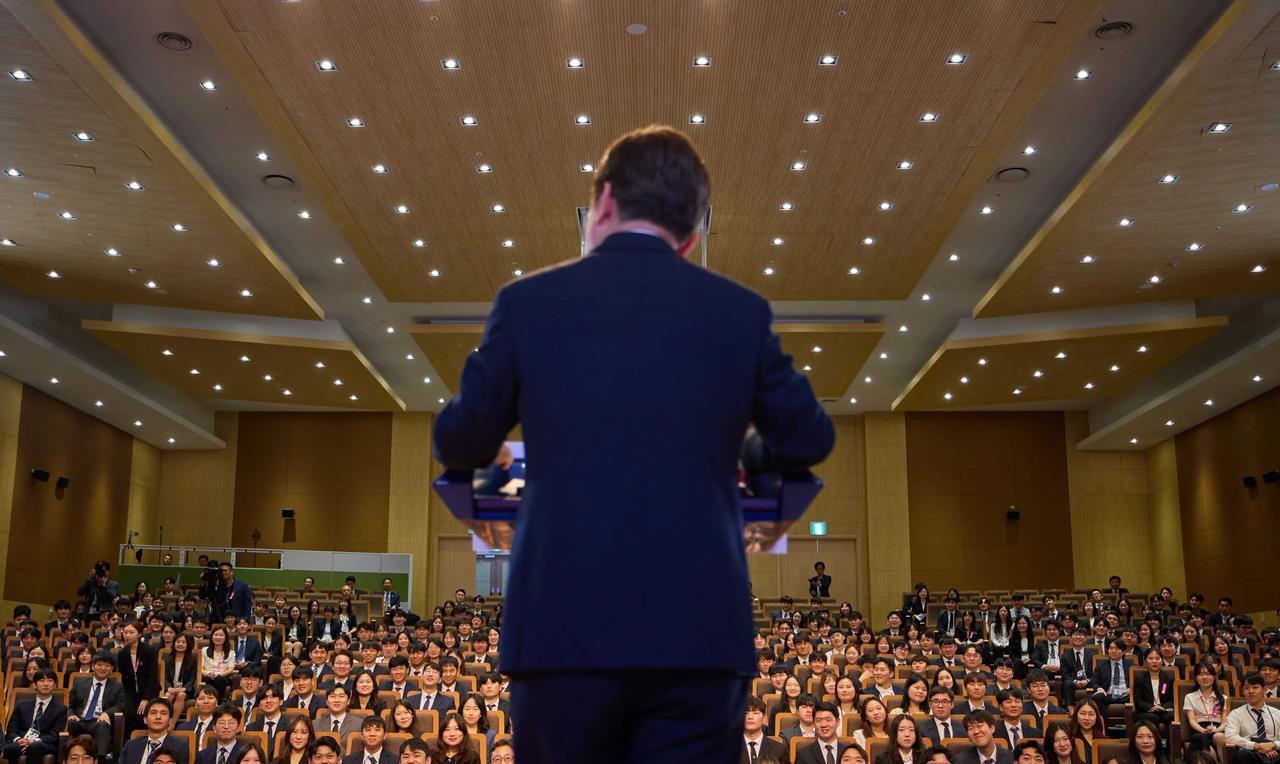 总统教育公务员：要和国民心相连。韩国总统李在明亲自为刚晋升的五级公务员队伍授课，