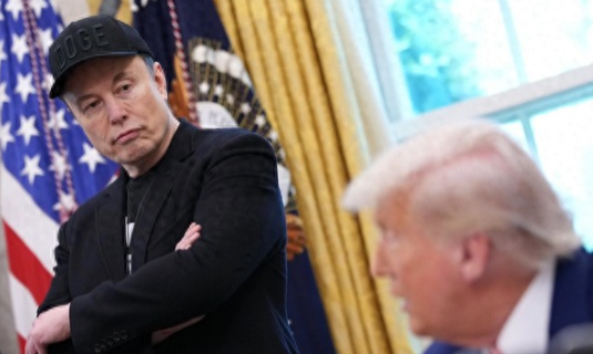 特朗普惹上麻烦，刚要下狠手，却被“卡脖子”，马斯克或被驱逐？
 
麻烦看官老爷们