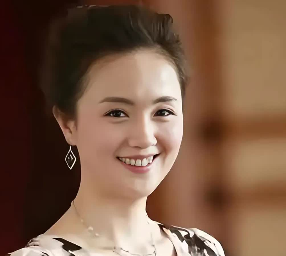 面相这东西，真的很玄乎。

就说朱媛媛，脸圆额满、眉眼弯弯还有耳垂肉，嘴角还