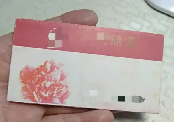 “太离谱了！”河南驻马店的石女士碰上了件糟心事。26年前，她听说银行有个超诱人的