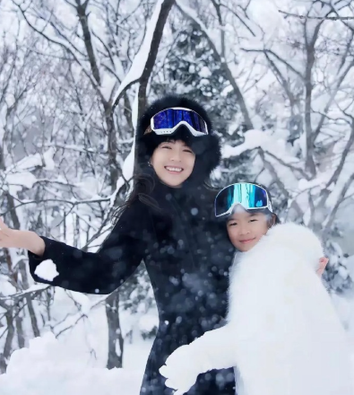 章子怡带着女儿醒醒在日本富士山旅行