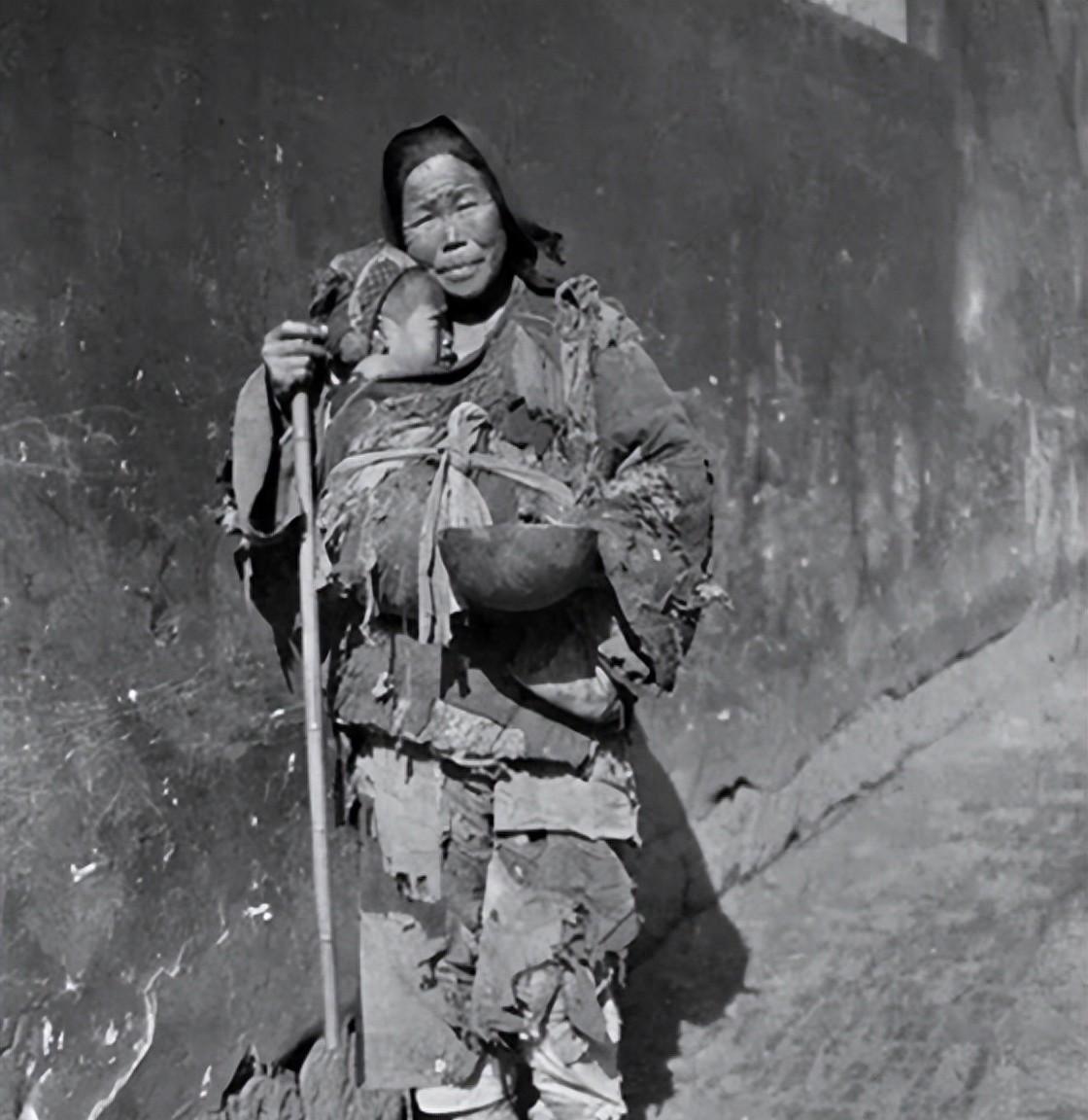 1949年，一女乞丐来到政府门口被拒，她却说：我不是来乞讨的，我是来找县委书记上