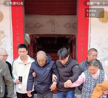 苏伢子回来是救了他爸爸的命呀！

原来他爸爸有很严重糖尿病，
苏牙子哥哥说，他爸