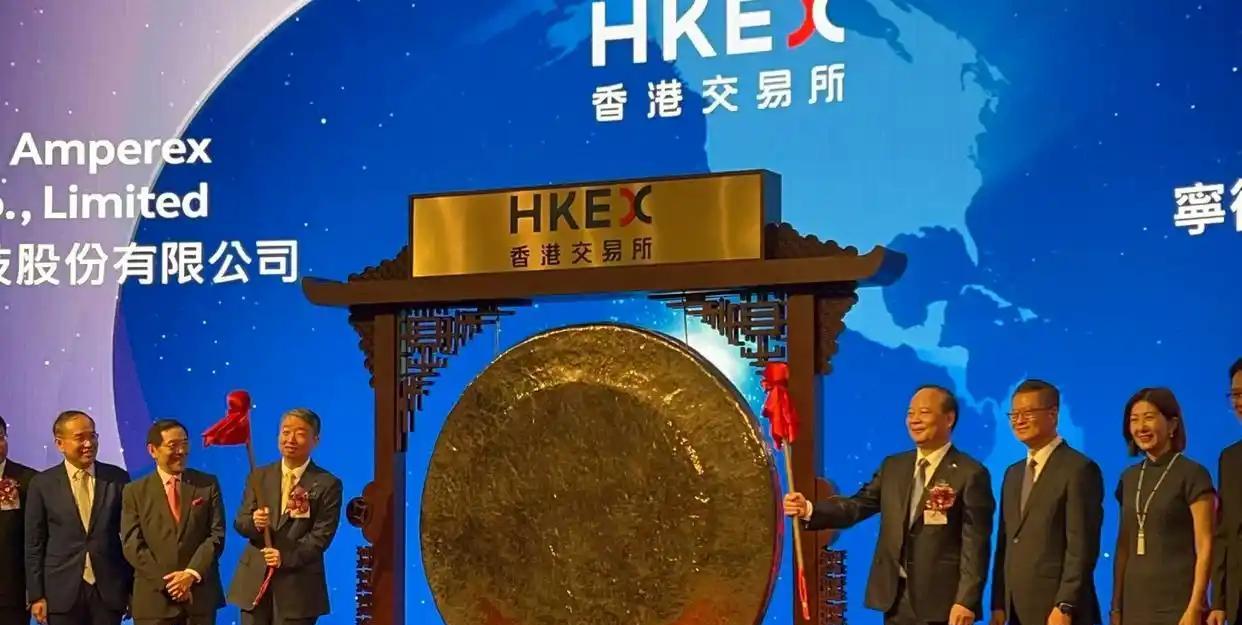现在轮到美国心里不是滋味了！美国财长贝森特前脚刚放话要把中国公司从美国股市摘牌，