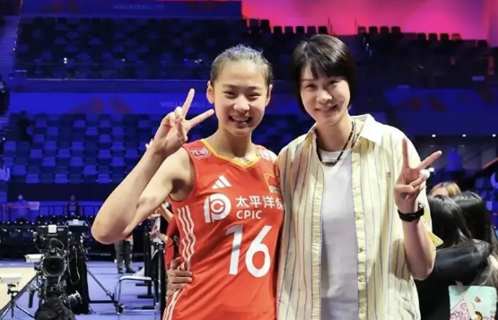很多人都以为中国女排的小将王奥芊是赵蕊蕊的女儿，两个人都是长得很乖巧漂亮，眉宇之