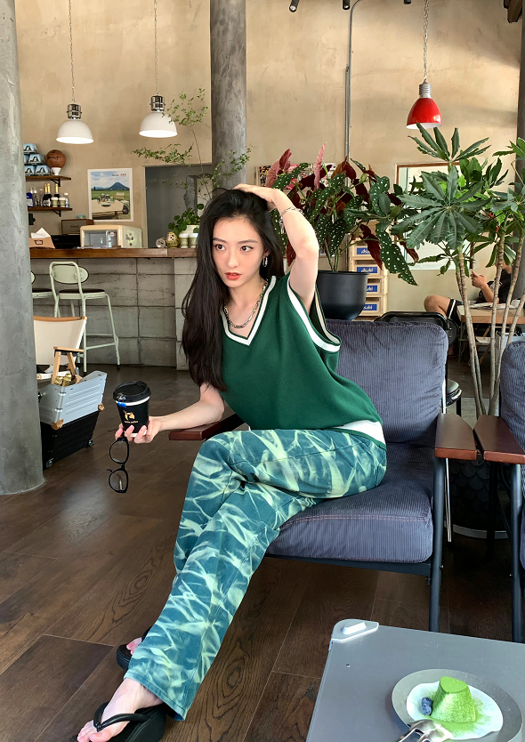 胡连馨的休闲时刻，颜值高怎么拍都好看！