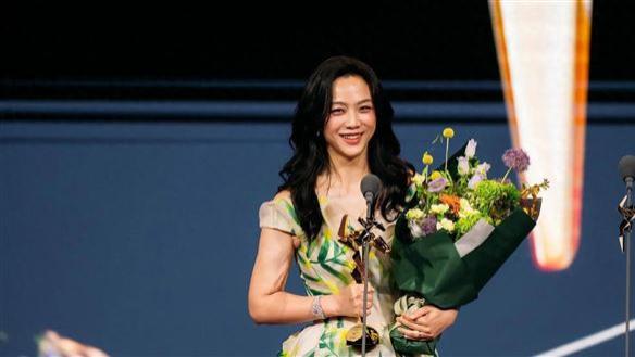 汤唯被港媒问金秀贤，连说两次不认识他，网友却扒出二人多张合影