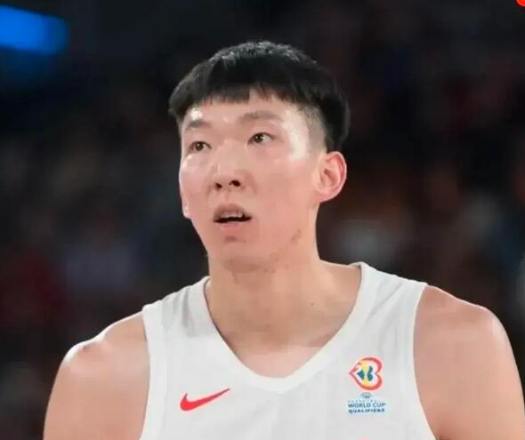 有人说，周琦和胡金秋并不是第一中锋，第一中锋是李炎哲，这到底是对李炎哲是捧还是贬