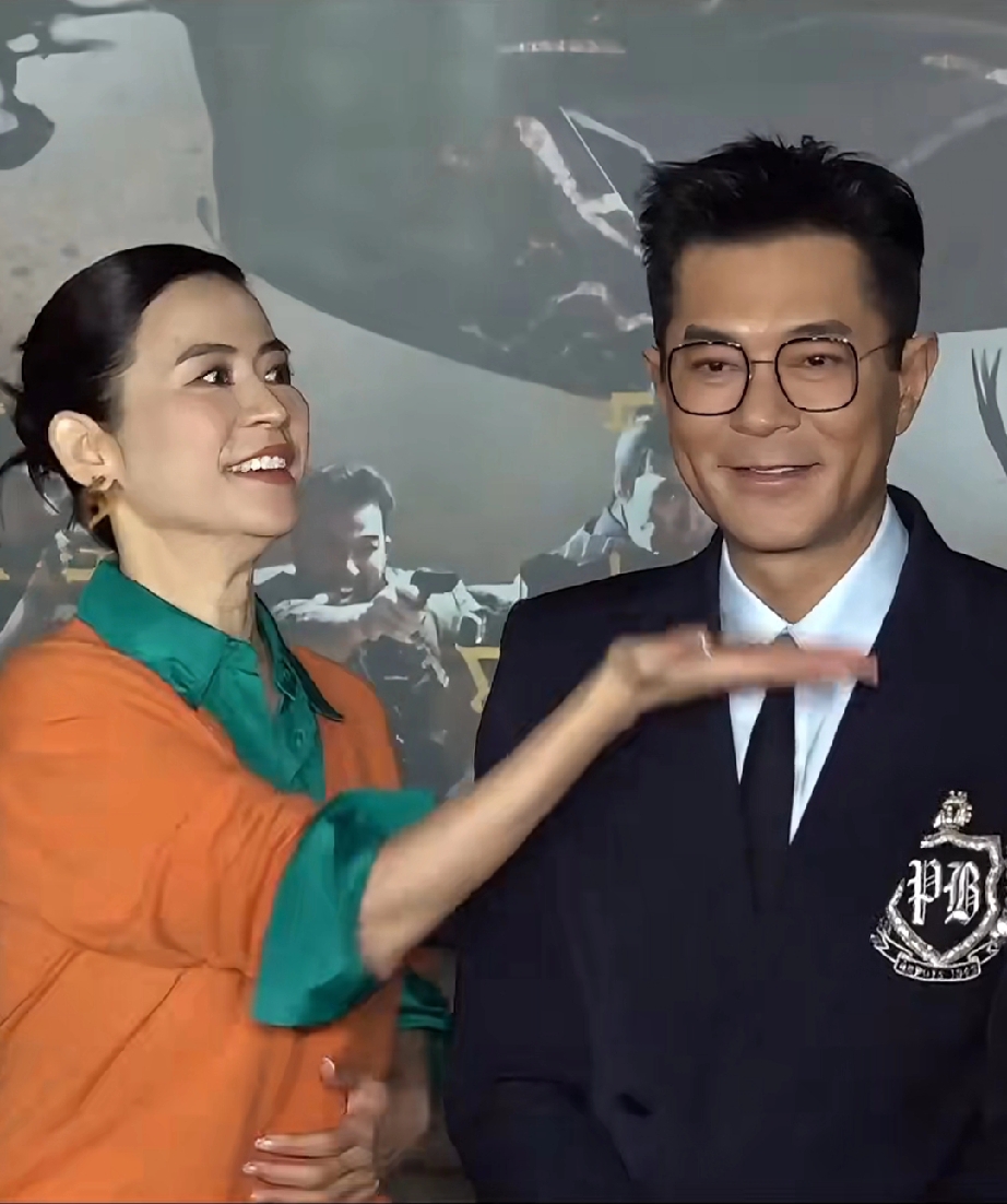 宣萱一瞪眼，古天乐马上配合

看把宣萱乐得，笑成一朵花，真是很般配呀！可惜友达以