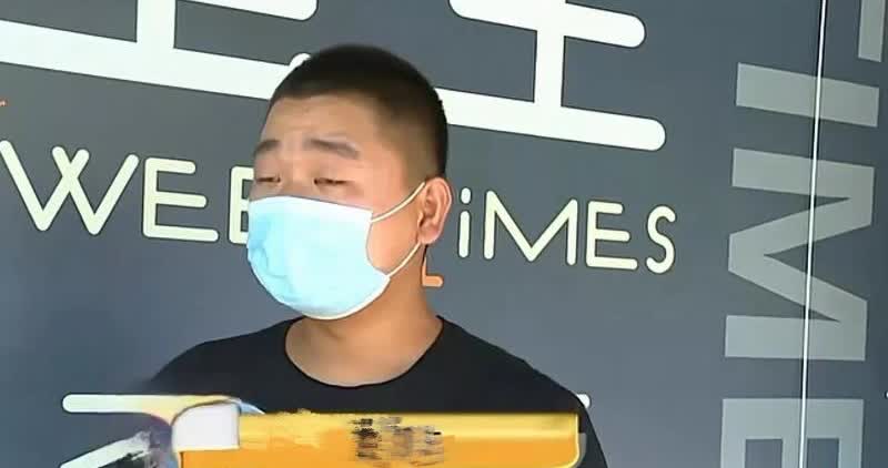 浙江绍兴，一男子为了体现待客之道，特意安排朋友到包厢内小聚，吃饱喝足后就准备离开