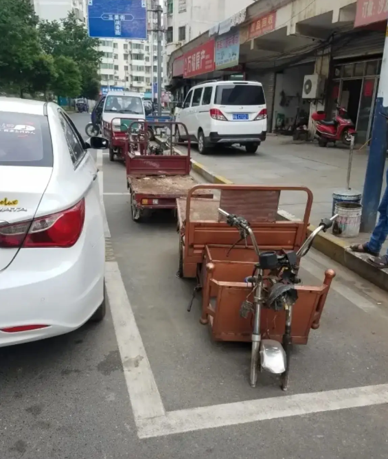 有安徽网友说江苏游客停的不是停车位，是三轮车位，所以才被饭店老板制止。这就属于胡
