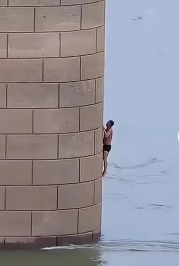 一段视频，当时可把我吓坏了，心砰砰直跳。以为是涨水了，男子没地求生了，只好爬水泥