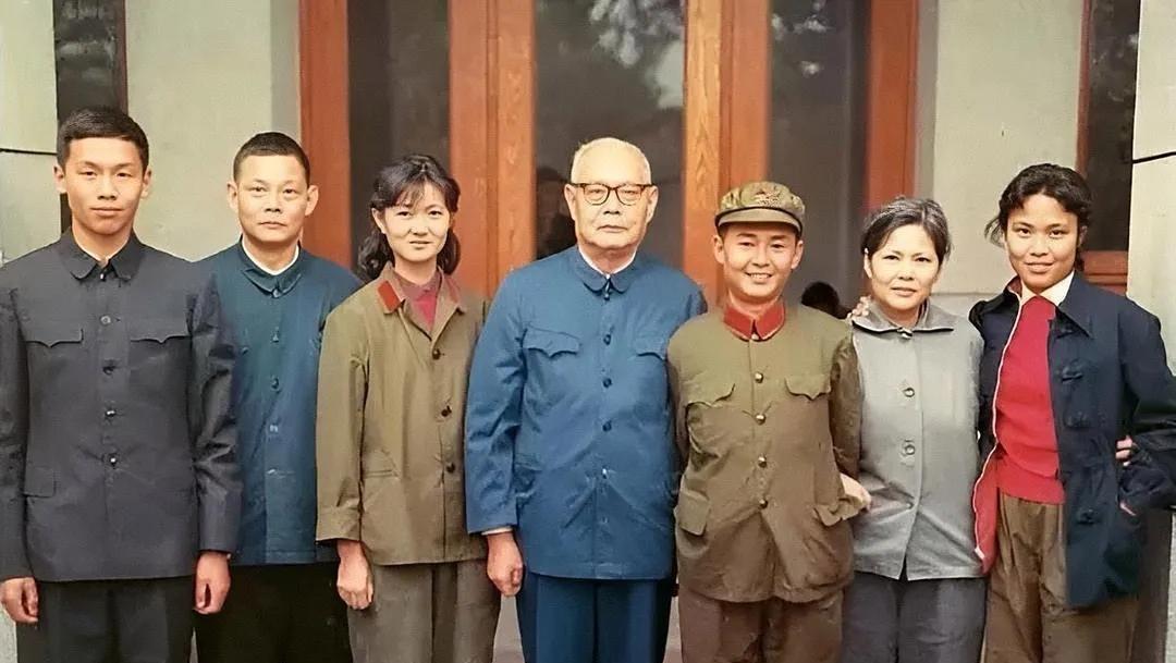 1974年北京叶帅家中，这张全家福定格三代同堂的温情瞬间：长子叶选平英气初显（后