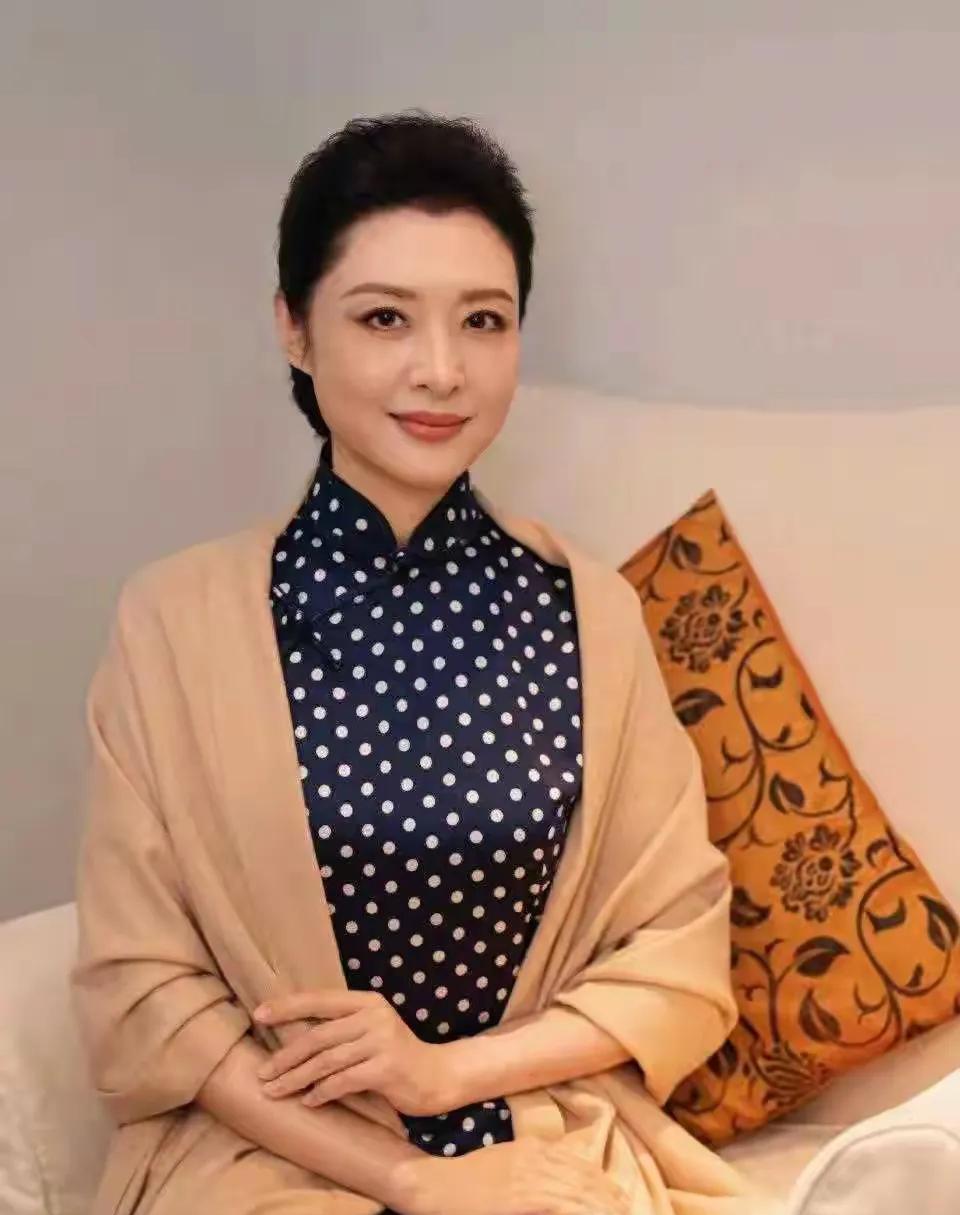 周涛愿天下所有的孩子，都能在阳光下快乐成长，拥有希望的明天