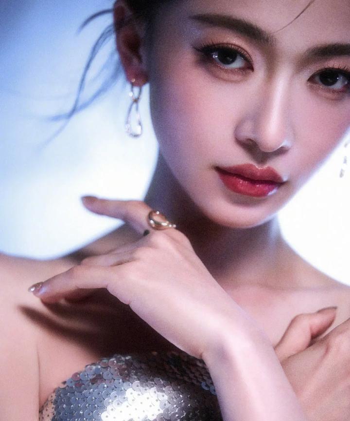 《吴谨言归来！在#时尚芭莎年度派对# 握人生之笔，绘角色从低谷到山巅的绚烂星途》