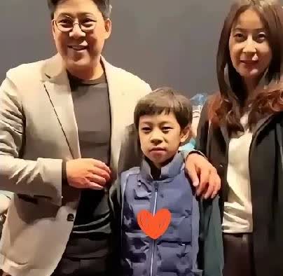 送儿子去英国，霍启刚被骂了

网友：爱国人设崩了？

霍中曦今年12岁，