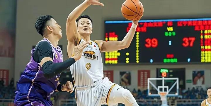 付豪无意间说出了辽宁男篮新赛季体系的改变！
辽宁男篮邀请赛赛后采访付豪透露自己减