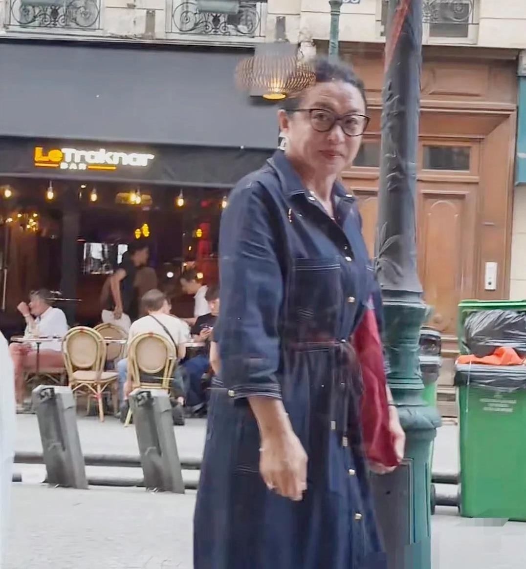 不知道她做女人
有没有“性福”过？
法国巴黎
看到的一幕
金星这面相变化好大。