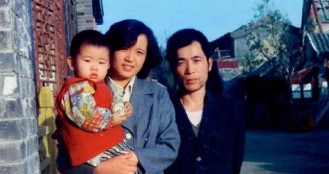 1981年，梁晓声经人介绍与北京姑娘焦丹相亲，谁知一见面梁晓声就对焦丹说：“我们