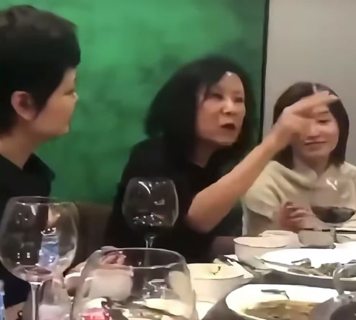 苏小明在一次朋友聚会，手上夹着香烟，不知道因为什么事嘟嘟嘟的脏话连篇

这事