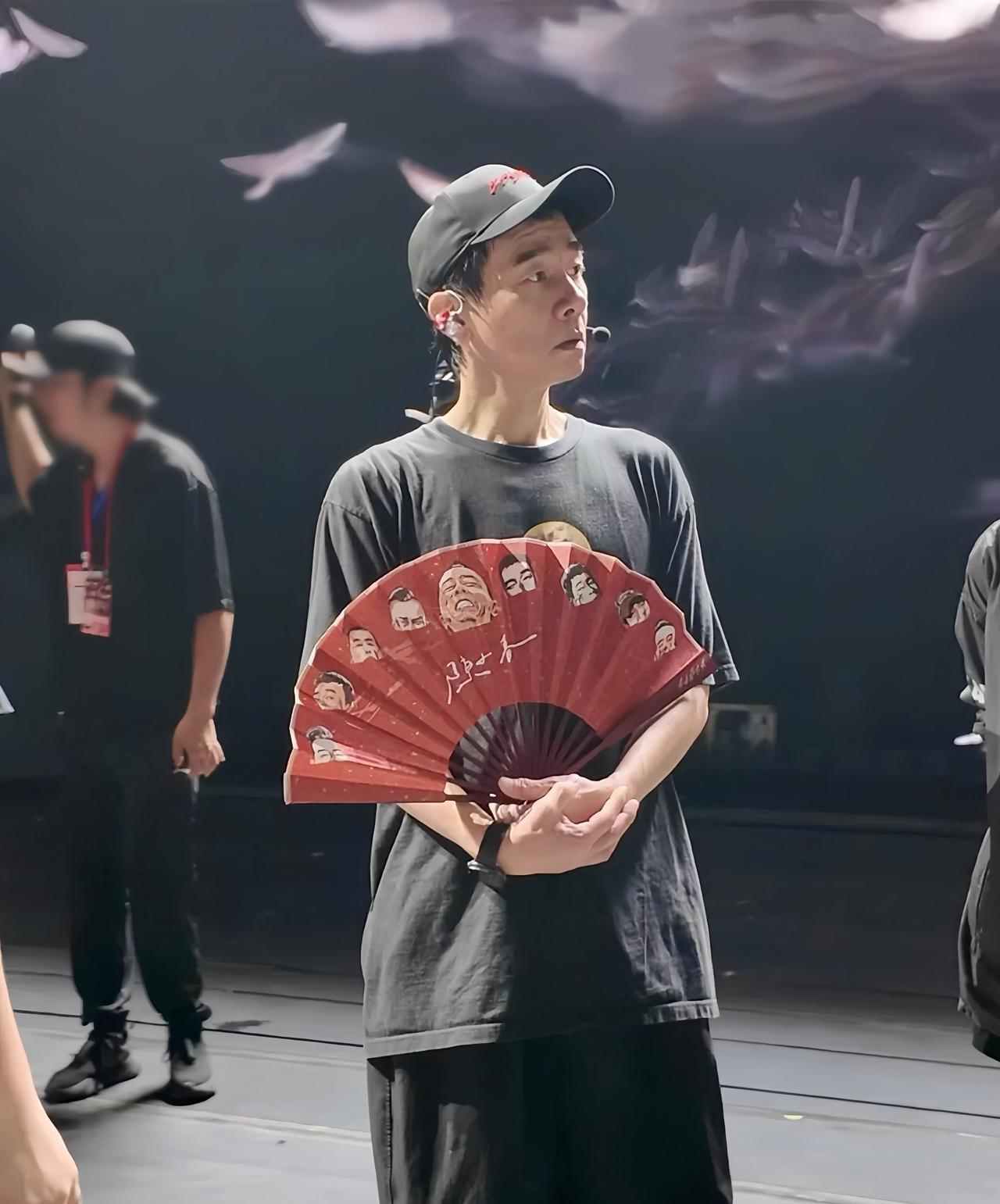 陈小春近照，“山鸡哥”又瘦了，58岁再开演唱会，他的经典歌曲，是我们80后、90